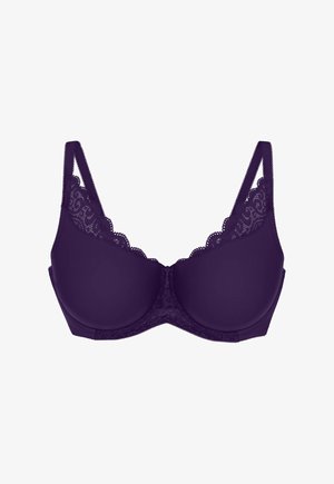 Lila színű merevítős melltartó csipkés részletekkel a tetején és a pántokon, sima formázott kosarakkal és középen egy masni díszítéssel.