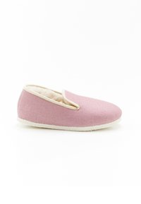 Pantofole di stoffa rosa con una superficie texturizzata, morbida fodera bianca, punta rotonda e rifinitura beige attorno all'apertura. Design con suola piatta.