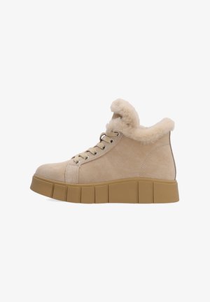 Beżowe zamszowe sneakersy typu high-top z miękkim futrzanym kołnierzem, okrągłym czubkiem i teksturowaną podeszwą platformową z pionowymi żeberkami.