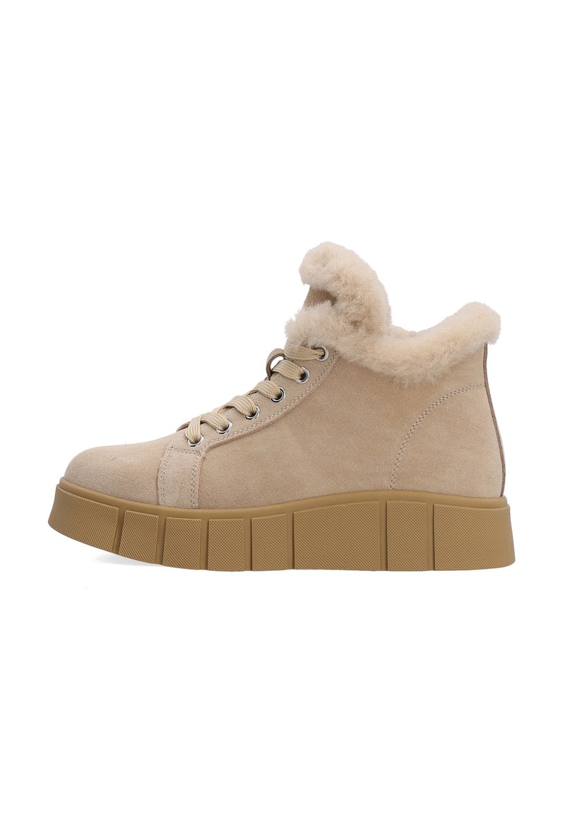 Beige Wildledersneaker im High-Top-Stil mit einem weichen Kunstfellkragen, runder Zehenpartie und einer strukturierten Plateausohle mit vertikalen Rillen.