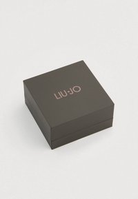 Fekete ajándékdoboz matt felülettel, bemélyített fedéllel és a tetején rózsaarany dombornyomott "LIU•JO" logóval.