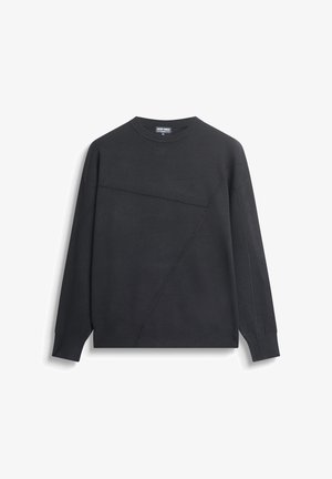 Felpa nera con scollo a girocollo, caratterizzata da un'unica striscia diagonale nel design. Il tessuto sembra liscio, con maniche lunghe e polsini a costine.