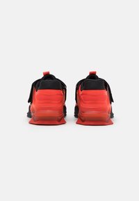 Nike Performance SAVALEOS - Sapatilha de treino - chile red/white/black/magic ember