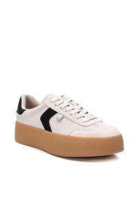 Baskets blanches avec une semelle plateforme beige, des accents noirs et un détail en daim texturé. Dotées de lacets et d'un petit logo sur le côté.