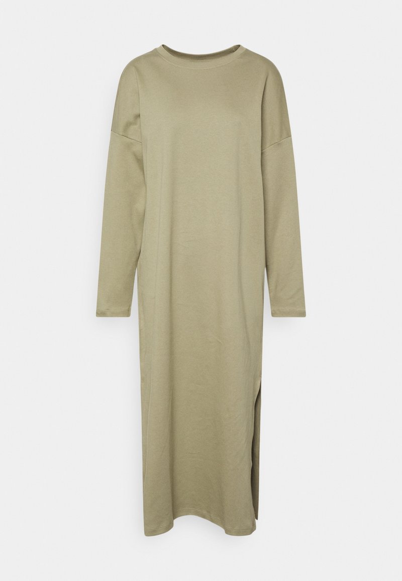 Vestido de mangas longas verde oliva com decote redondo, feito de material suave; apresenta fendas laterais para maior facilidade de movimento.