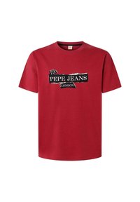 Camiseta de algodón roja con un logo en blanco y negro que presenta "PEPE JEANS LONDON" y "73" en un diseño de papel rasgado. Manga corta y cuello redondo.