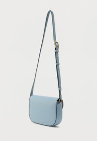 Világoskék bőrből készült válltáska, ívelt formájú. Hosszú, állítható pánttal és arany színű fém részletekkel rendelkezik. Simább tapintású felület.