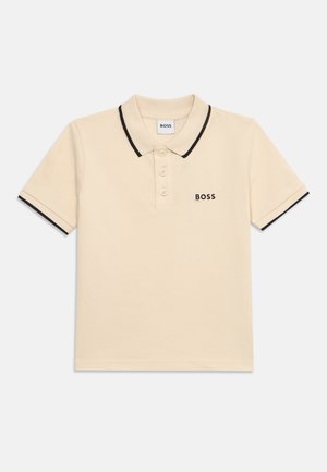 Beige kortermet poloshirt med svart kant på kragen og ermene, tre knapper, og "BOSS"-logo på venstre bryst.