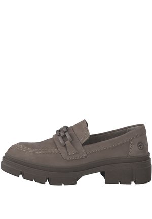 Loafer w kolorze taupe z masywną podeszwą, dekoracyjnym paskiem i detalem szwów, widok z boku pokazujący logo na obszarze pięty.