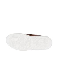 Sneaker in pelle marrone con suola in gomma bianca, caratterizzata da un motivo di battistrada testurizzato per una migliore aderenza e un design minimalista senza decorazioni.