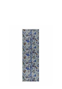 Tissu décoratif avec un motif floral et de vignes dans des teintes de bleu, vert et marron sur un fond bleu clair. Forme rectangulaire.