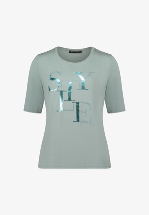 Hellgrünes T-Shirt mit kurzen Ärmeln und rundem Ausschnitt, mit einem glänzenden, strukturierten Aufdruck, der "STYLE" in verschiedenen Türkistönen buchstabiert.