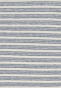 Tessuto di cotone con sottili righe orizzontali blu navy e bianche su una superficie leggermente texturizzata. Le righe sono equidistanti.