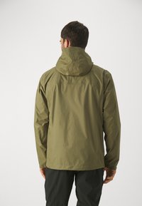 Giacca impermeabile verde oliva con cappuccio, polsini regolabili e vestibilità morbida. Tessuto liscio, design minimale e nessuna tasca visibile.