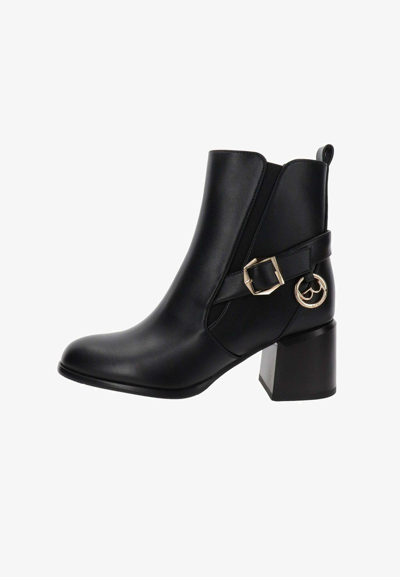 Bota de piel negra hasta el tobillo con tacón cuadrado, que presenta una correa lateral y un detalle de hebilla dorada. Textura suave y diseño de punta redondeada.