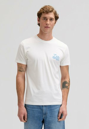 T-shirt bianca in cotone con maniche corte, collo rotondo e logo ricamato "Lee 1889" in blu sul petto a sinistra. Tessuto liscio, vestibilità casual.