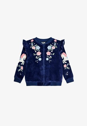 Námornícky zamatový zip-up kabát s volánovými ramenami, zdobený kvetinovou výšivkou a bielym jednorožcom na ľavom rukáve. Rebrované manžety a lem.