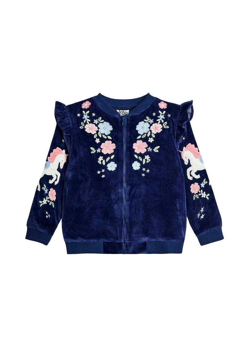 Chaqueta de terciopelo azul marino con cremallera y hombros con volantes, con bordados florales y un unicornio blanco en la manga izquierda. Puños y dobladillo acanalados.