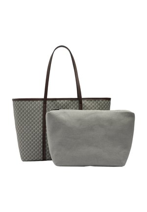 Szara torba na ramię z wzorem, z ciemnobrązowymi uchwytami oraz gładka szara saszetka na suwak z przodu na białym tle.