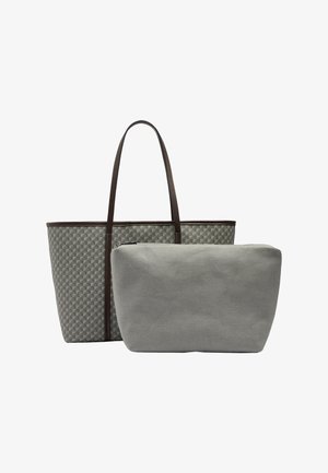 Szara torba na ramię z wzorem, z ciemnobrązowymi uchwytami oraz gładka szara saszetka na suwak z przodu na białym tle.