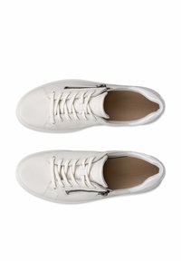 Sneaker bianchi in pelle con punta arrotondata, lacci tonali, zip laterale e dettagli testurizzati sul tallone. Suola in gomma piatta. Fodera interna liscia.
