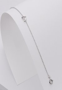 Silberne Kettenarmband mit einem einfachen Gliederdesign, ausgestattet mit einem Karabinerverschluss und einer glatten, polierten Oberfläche.