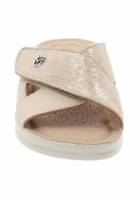 Sandalo scivoloso beige con una superficie texturizzata e lucida e cinturini incrociati. Presenta una soletta imbottita e una suola in gomma bianca. Logo accentuato presente.