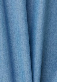 Tessuto denim azzurro chiaro con una consistenza liscia, che presenta una trama sottile e uniforme e qualità di drappeggio morbido. Aspetto morbido con una leggera lucentezza.