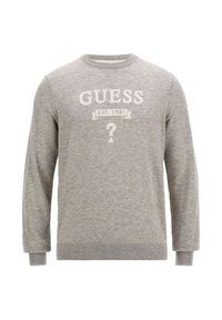 Sudadera gris hecha de tela suave, con cuello redondo, mangas largas y un logo central que dice "GUESS EST. 1981" con un signo de interrogación.