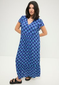 Studio Untold A-LINE ALLOVERPRINT V-AUSSCHNITT FLÜGEL-HALBARM - Vestito lungo - cornflower blue