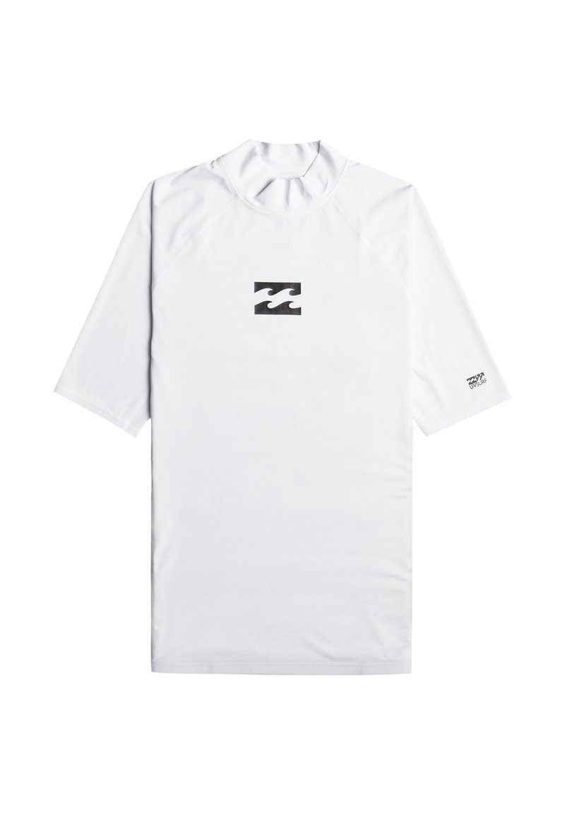 Kortärmad vit rash guard med en svart våg-logotyp på bröstet, med hög krage och mjukt, lätt material.