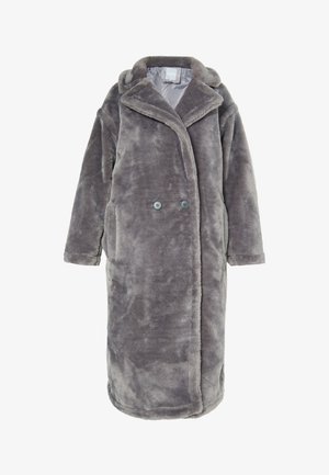 Cappotto lungo grigio in peluche con colletto sciallato, bottoni doppi, tasche laterali e una texture morbida. Maniche slim e vestibilità rilassata.