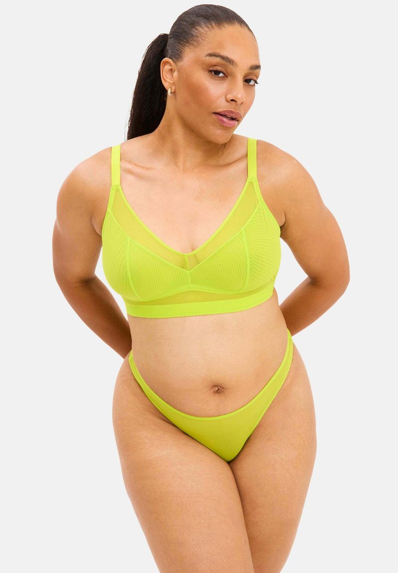 Limegrøn lingerisæt bestående af en mesh bralette med justerbare stropper og en matchende trusse, begge med en glat tekstur og moderne snit.