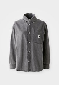 Camicia in denim grigio con colletto a punta, bottoni frontali, maniche lunghe e taschino sul petto con un logo patch. Tessuto morbido e testurizzato.