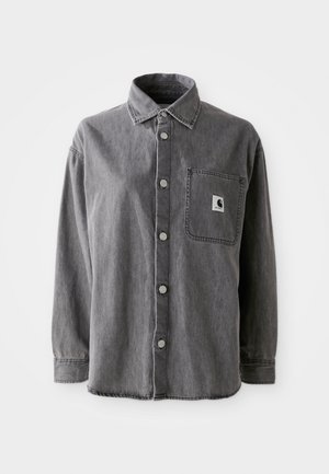Camicia in denim grigio con colletto a punta, bottoni frontali, maniche lunghe e taschino sul petto con un logo patch. Tessuto morbido e testurizzato.