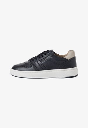 Sneaker in pelle nera con superficie strutturata, suola in gomma bianca e tallone in suede grigio. Presenta lacci neri e dettagli di cuciture sottili.