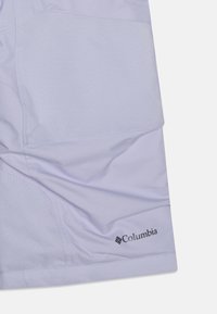 Gaiši violeti šorti, izgatavoti no elpojoša auduma, ar gludu tekstūru un Kolumbijas logotipu tuvumā apakšmalai.