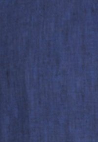 Tessuto blu scuro con una superficie testurizzata, caratterizzato da una leggera lucentezza e lievi variazioni di colore; aspetto liscio e strettamente tessuto.