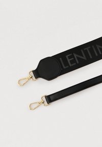 Fekete pánt "VALENTINO" felirattal, arany színű fém alkatrészekkel és bőr végződésekkel. A pánt lapos és sima, két kapoccsal a rögzítéshez.