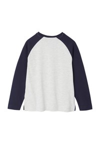 Langarm-T-Shirt mit einem hellgrauen Körper und marineblauen Raglanärmeln, seitlichen Schlitzen und Kontrastnähten.