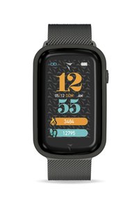 Schwarze Smartwatch mit einem rechteckigen Touchscreen, der die Uhrzeit und Aktivitätsstatistiken anzeigt. Verfügt über ein graues Netzarmband und einen strukturierten schwarzen Hintergrund.