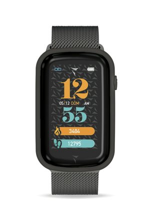 Montre connectée noire avec un écran tactile rectangulaire affichant l'heure et les statistiques d'activité. Elle est équipée d'un bracelet en maille grise et d'un fond noir texturé.