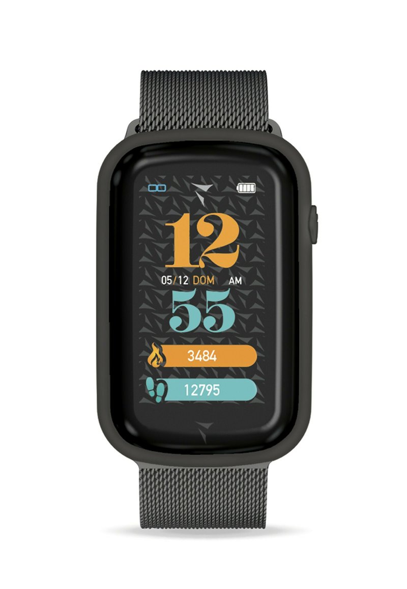 Schwarze Smartwatch mit einem rechteckigen Touchscreen, der die Uhrzeit und Aktivitätsstatistiken anzeigt. Verfügt über ein graues Netzarmband und einen strukturierten schwarzen Hintergrund.