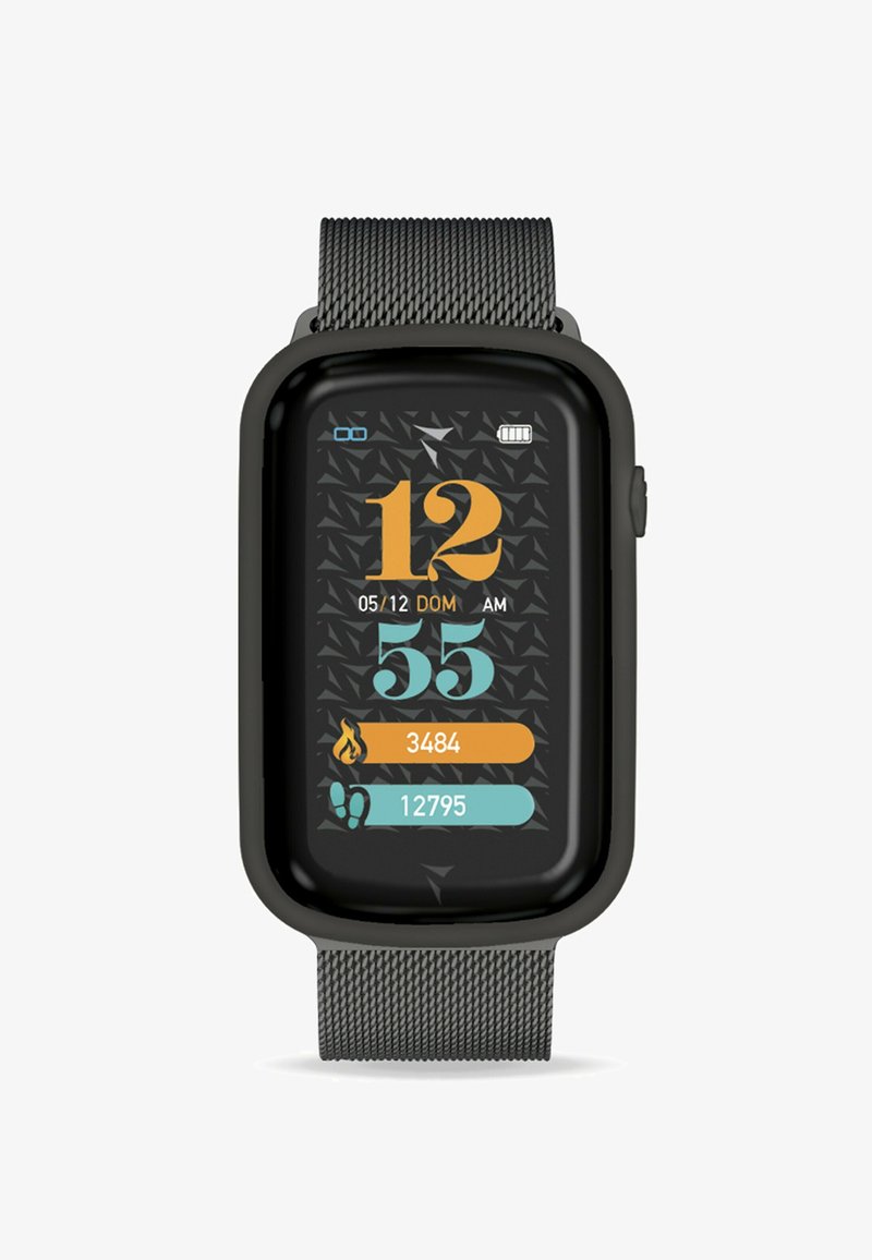 Orologio smart nero con un touchscreen rettangolare che mostra l'ora e le statistiche di attività. Presenta un cinturino in rete grigia e uno sfondo nero texturizzato.