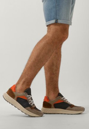 Trainers - beige