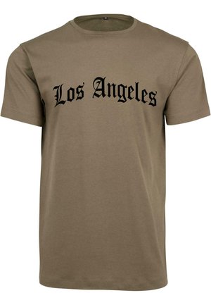 Olíva zöld pamut póló rövid ujjakkal és kerek nyakkivágással, fekete gótikus felirattal, amely a mellkason olvasható: "Los Angeles".