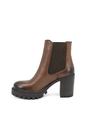 Stivale alla caviglia in pelle marrone con pannelli elastici laterali, suola in gomma nera chunky e tacco alto a blocco. Finitura liscia e design della punta arrotondata.
