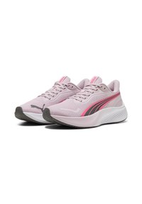 Lys rosa joggesko med mesh-overdel, kontrasterende svarte og fuchsia-striper, polstret hvit mellomsåle og teksturert gummisåle.