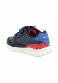 Sneaker low-top nere e blu con accenti rossi e blu, chiusure con strap in velcro, suola in gomma testurizzata e interno imbottito.