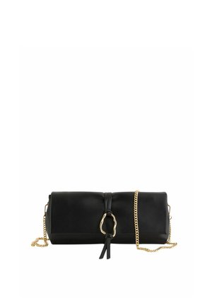 Bolso clutch negro rectangular con correa de cadena dorada y detalle de hebilla dorada de forma irregular en el frente con correas de cuero atadas.